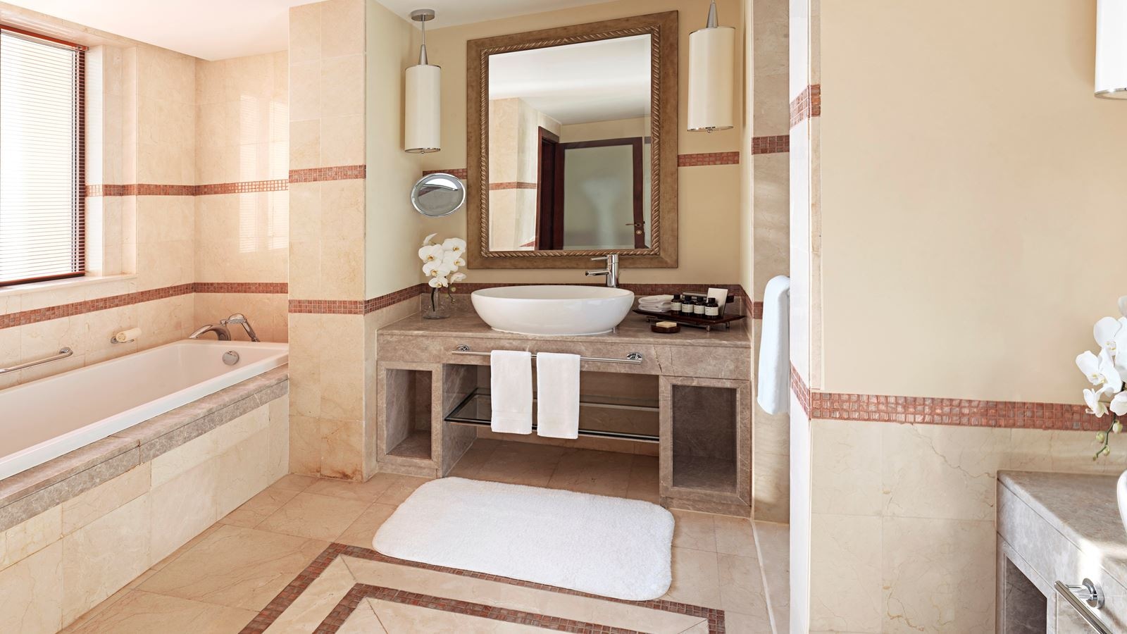 rooms-corner-jacuzzi-palm-sea-view-suite