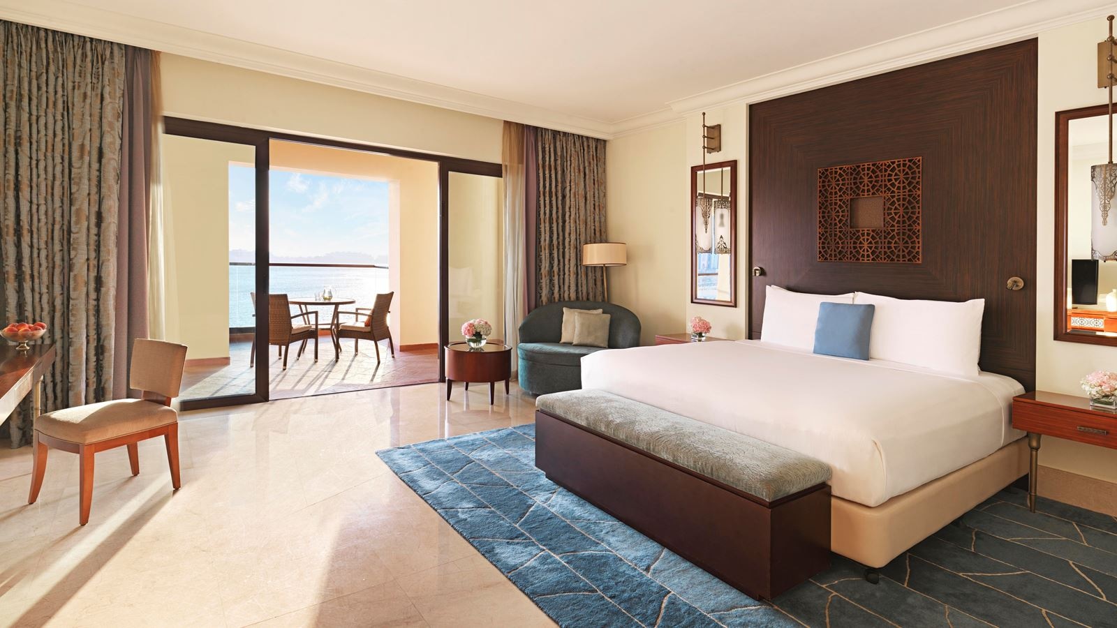 rooms-family-2-bedroom-corner-jacuzzi-palm-sea-view-suite-2-king-beds-balcony