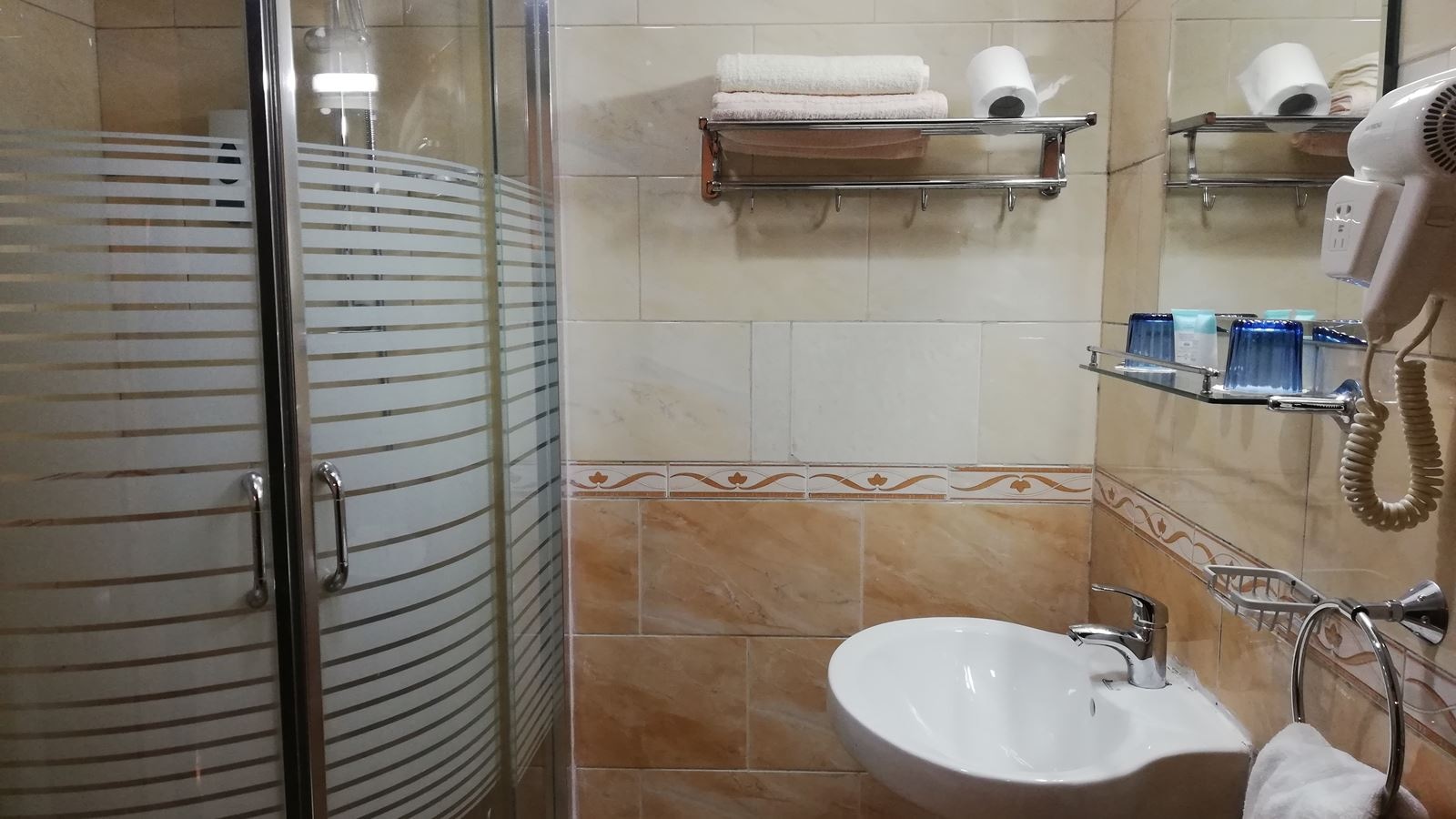 rooms-deluxe-king-studio