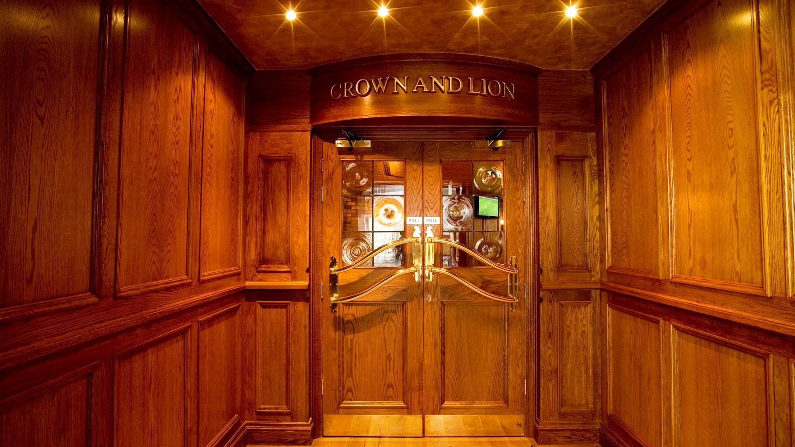 bars-crown-and-lion
