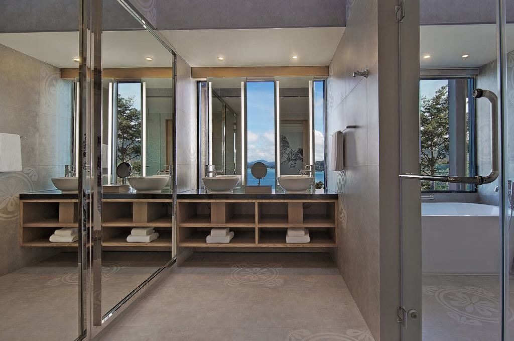 rooms-king-bed-hilltop-ocean-view-suite