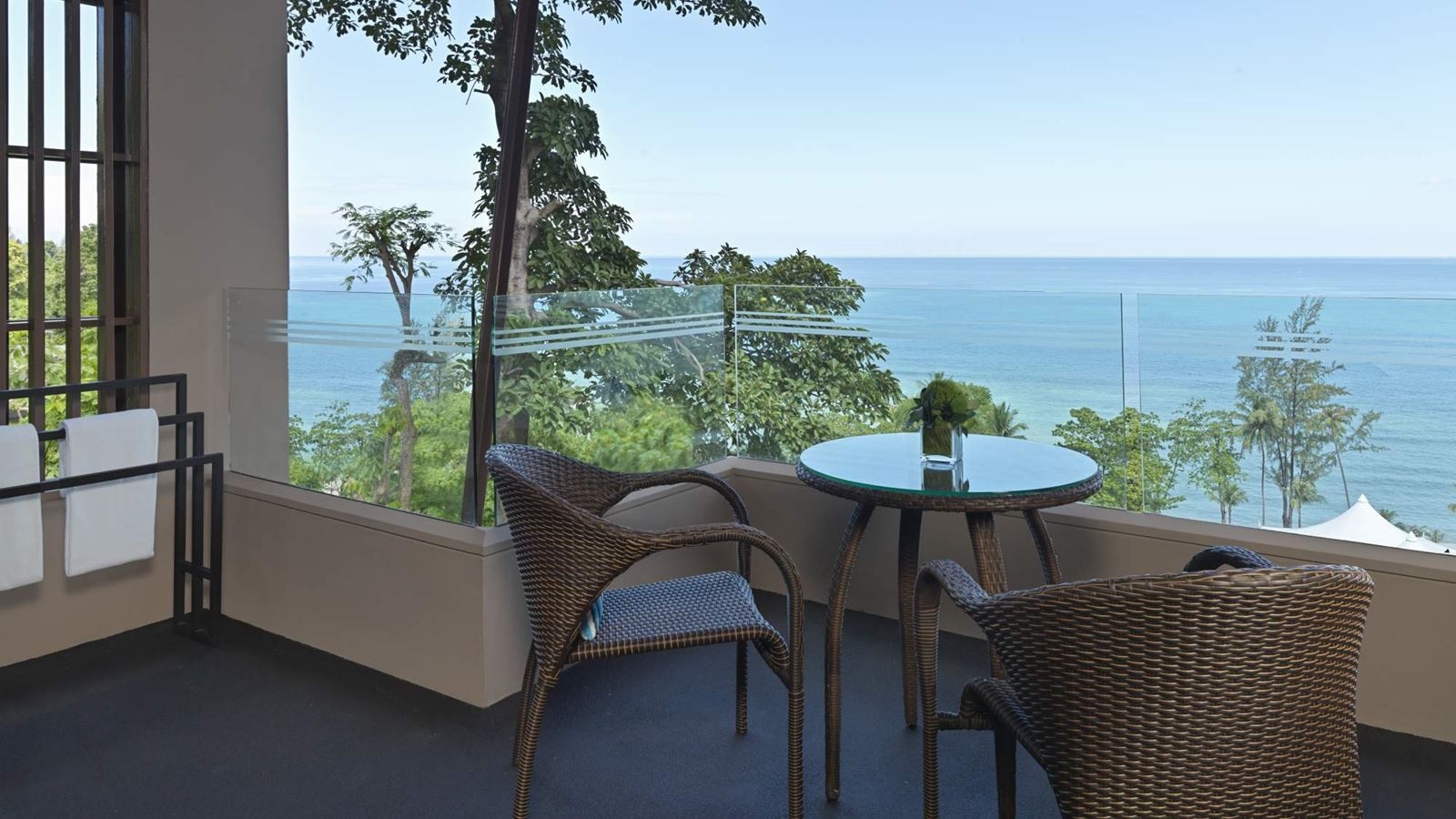 rooms-king-twin-bed-ocean-view-club-access