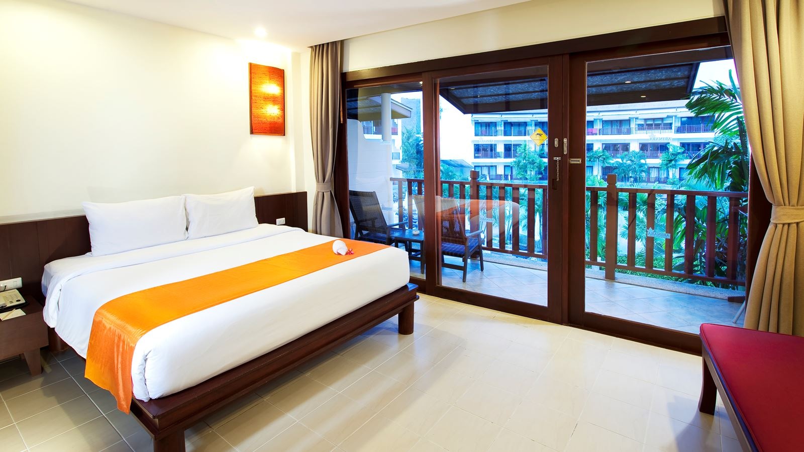 rooms-deluxe-pool-view