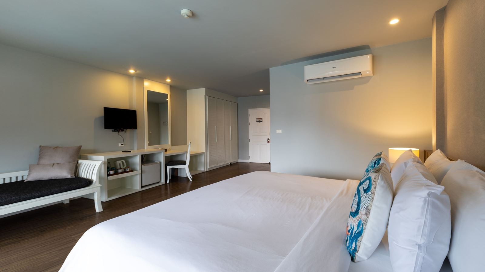 rooms-studio-garden-view