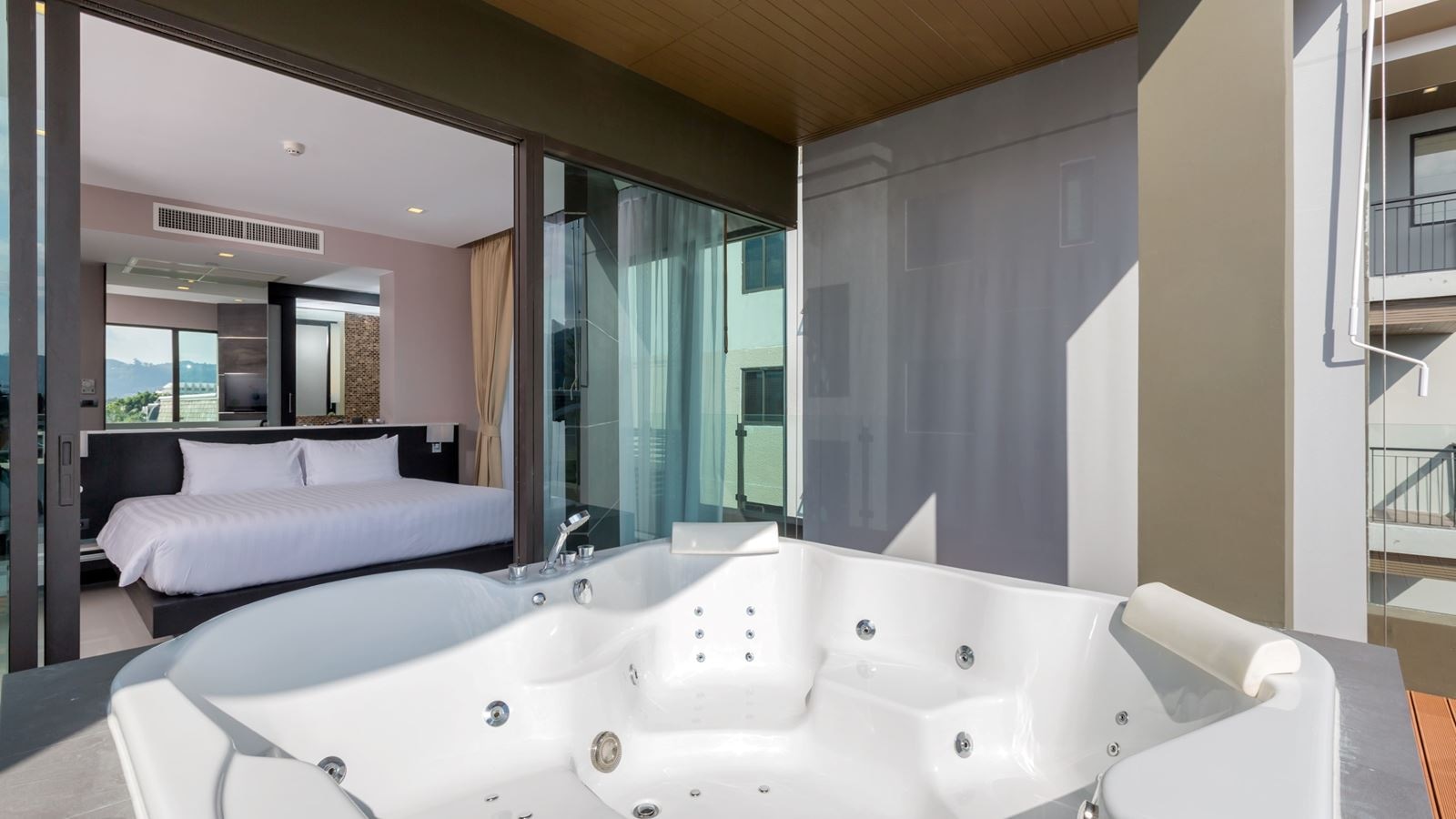 rooms-2-broom-family-suite