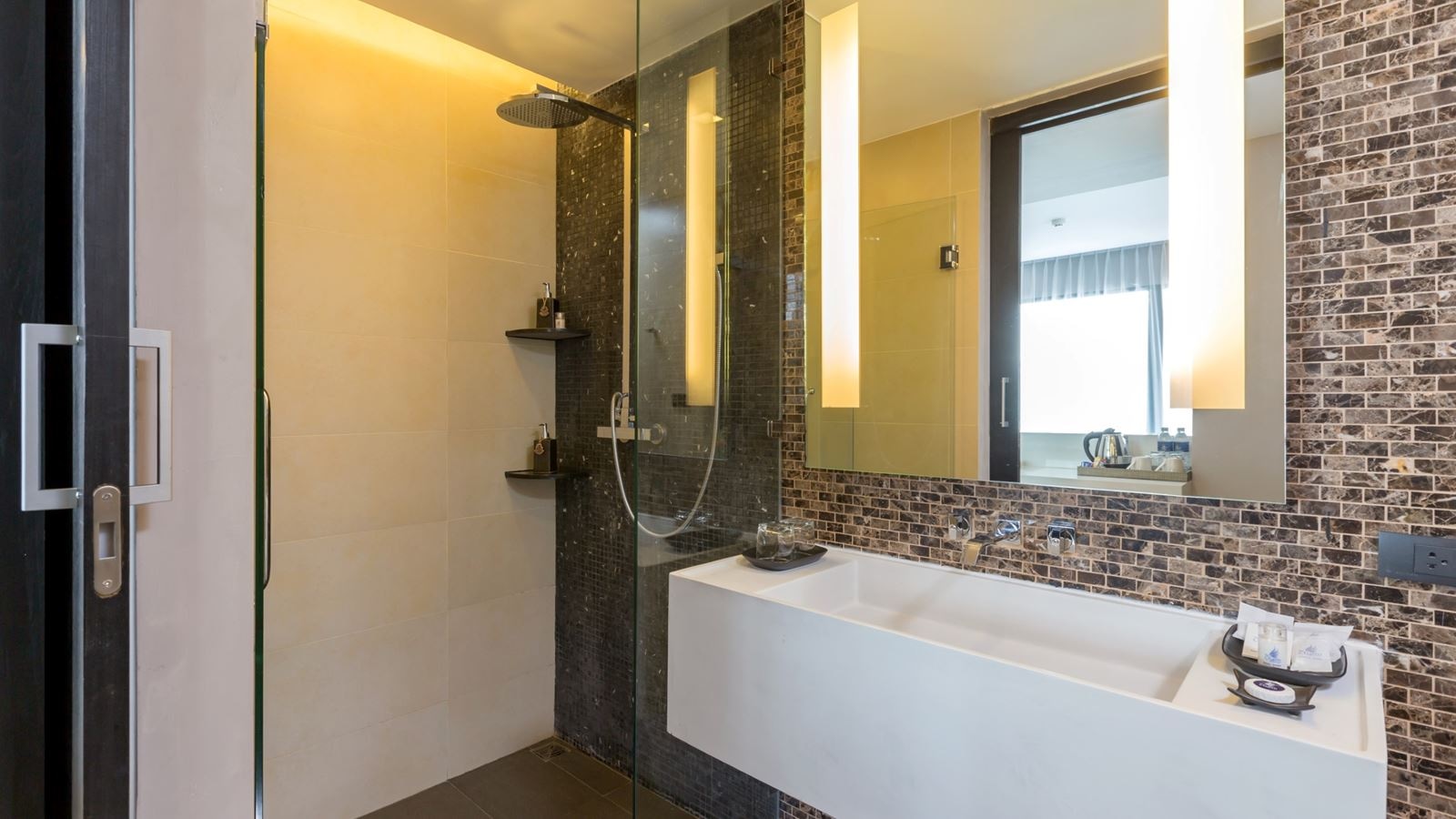 rooms-2-broom-family-suite