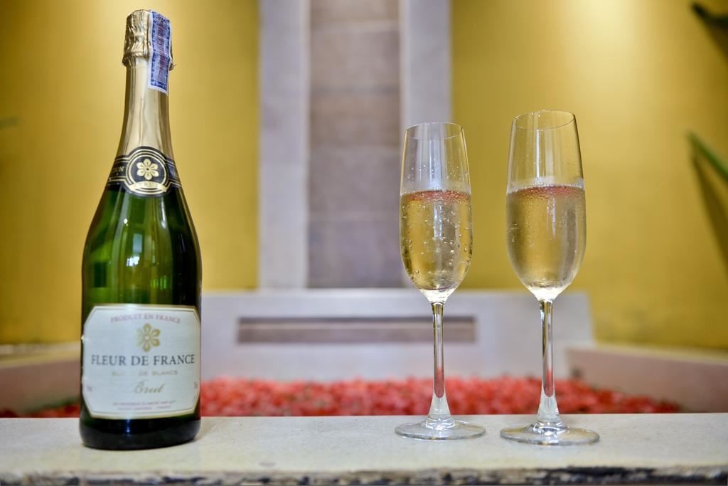 rooms-deluxe-grand-room