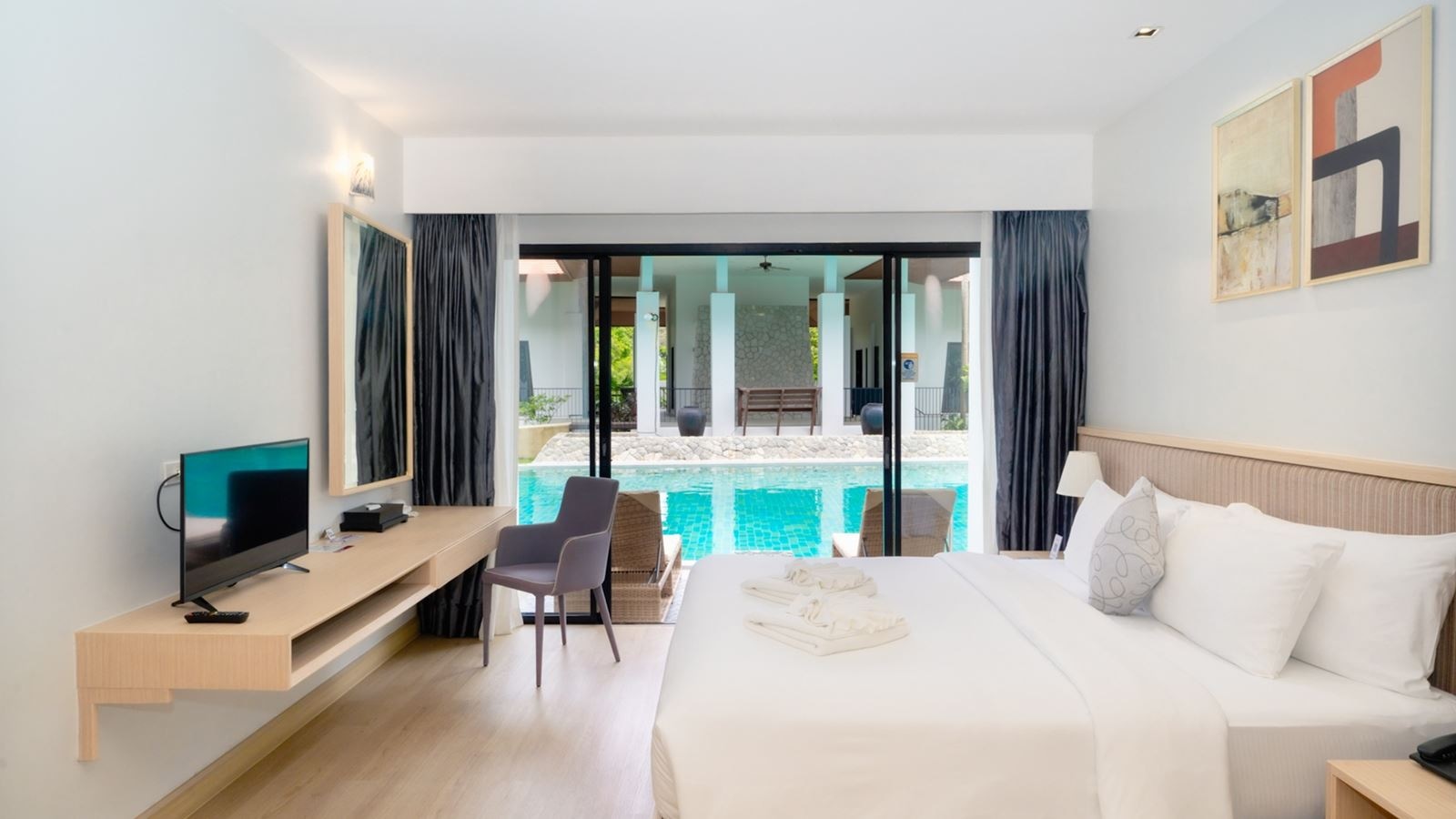 rooms-deluxe-pool-access