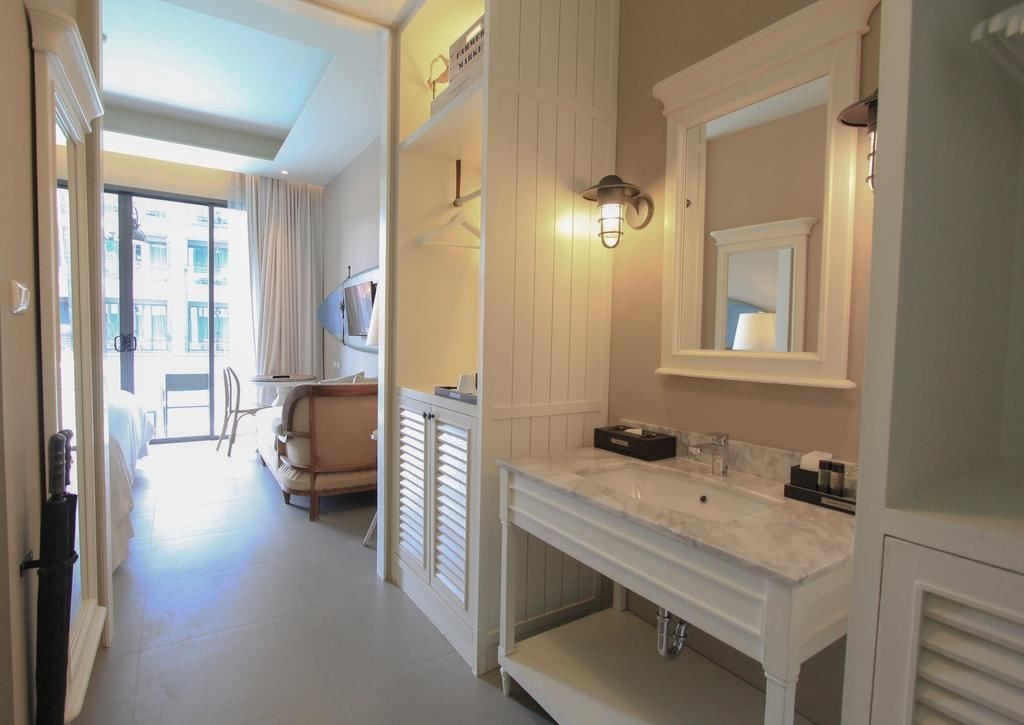 rooms-deluxe-pool-access