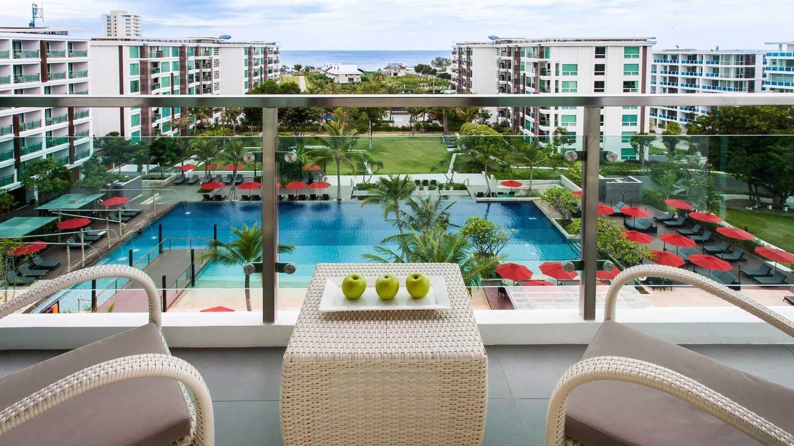 rooms-family-suite-pool-view