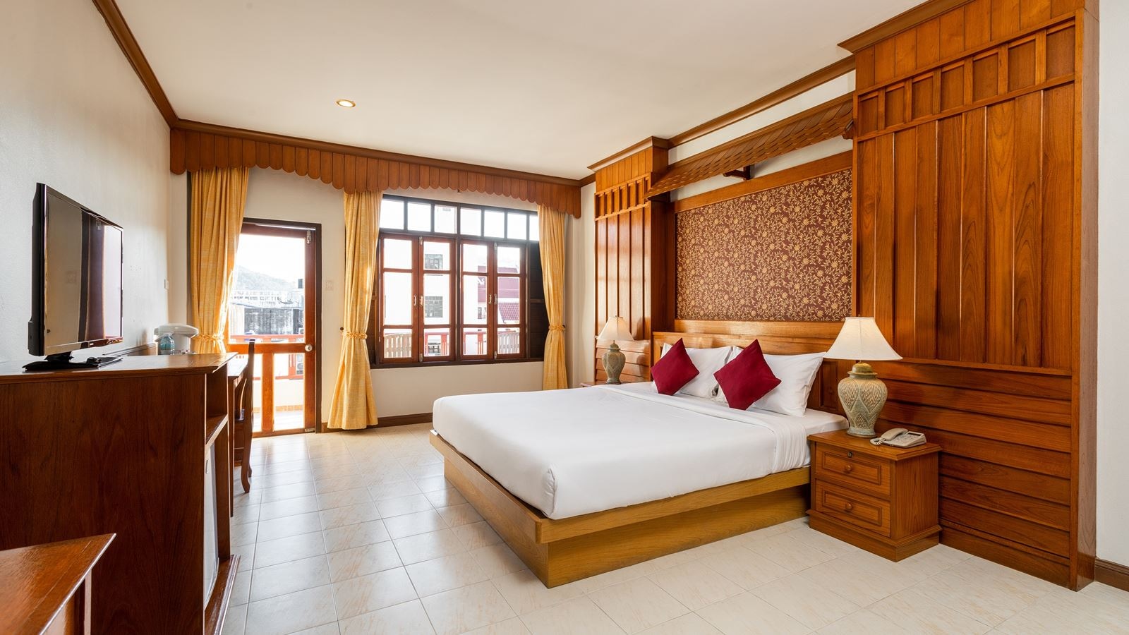 rooms-deluxe-pool-view