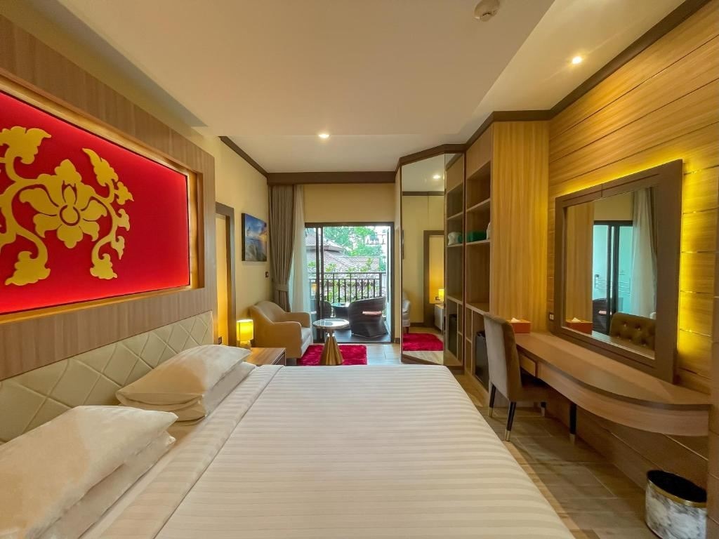 rooms-deluxe-balcony-king-pool-view