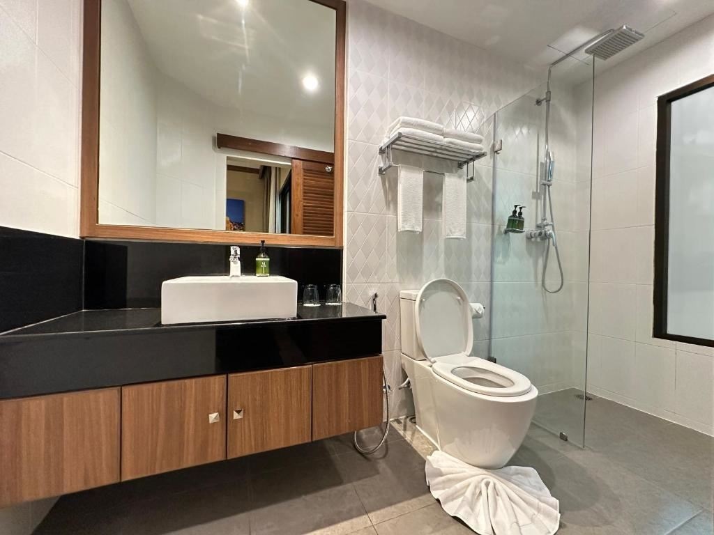 rooms-deluxe-balcony-king-pool-view