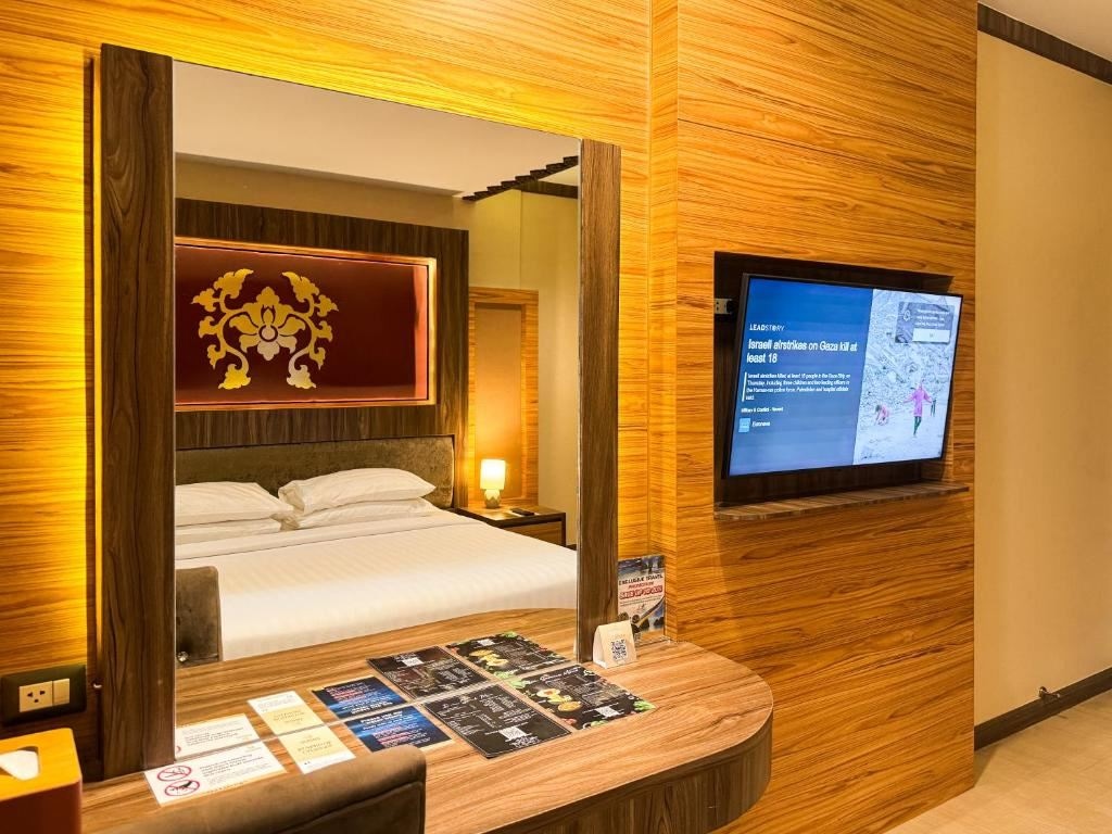 rooms-deluxe-pool-front