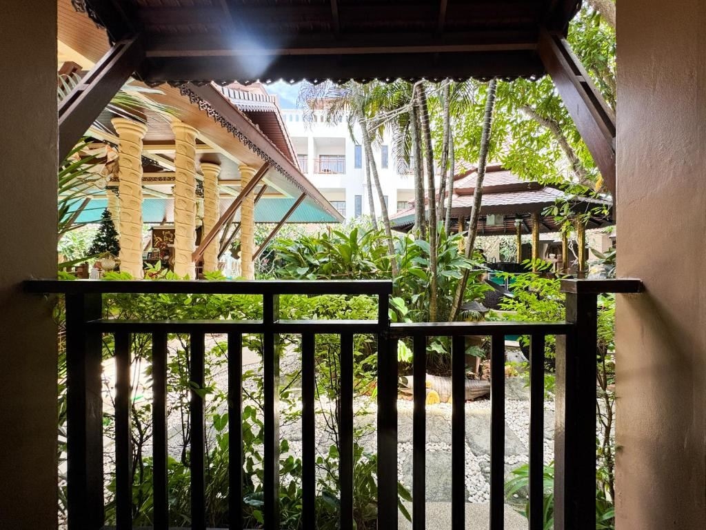 rooms-deluxe-pool-front