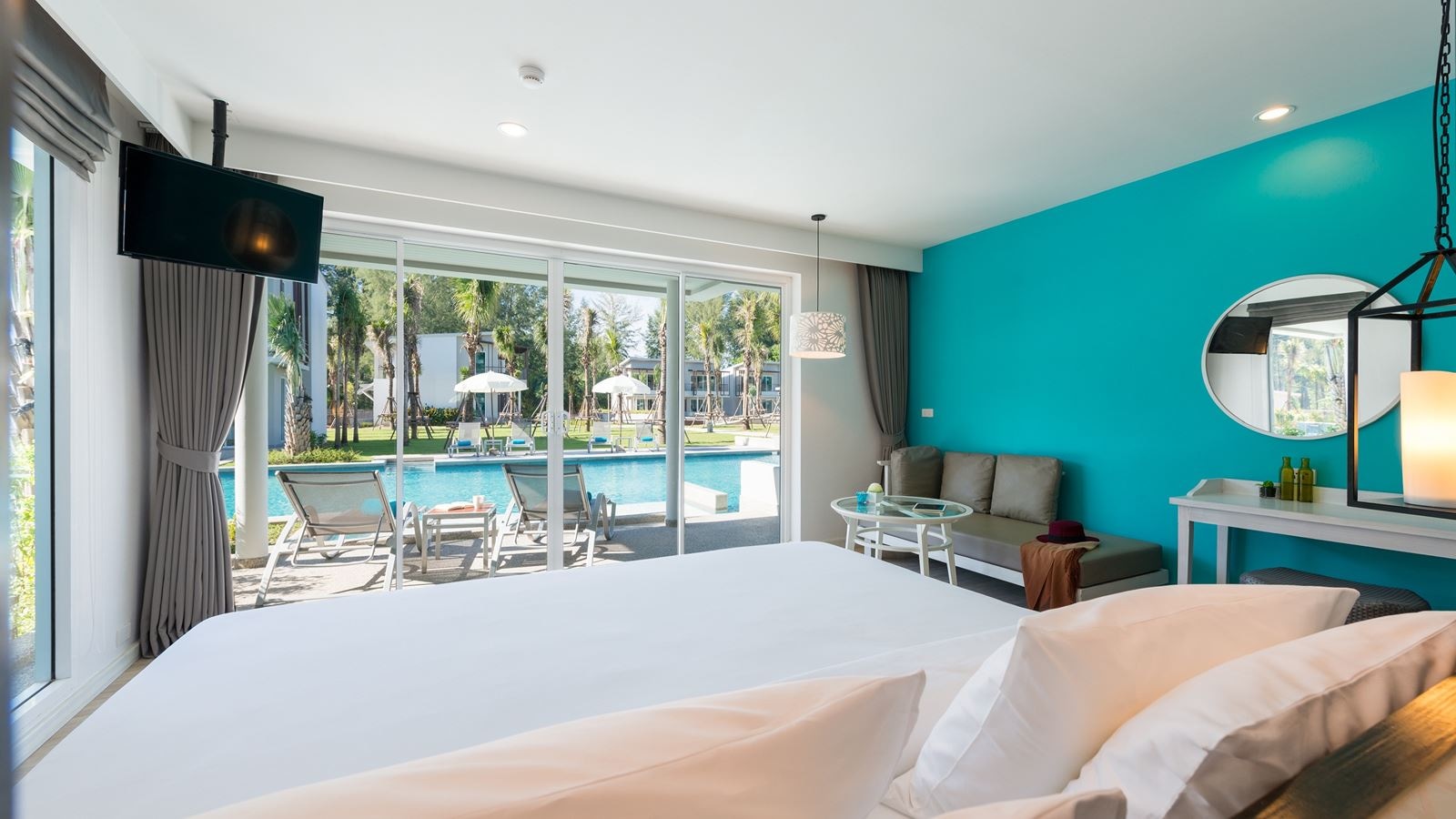 rooms-water-pool-access