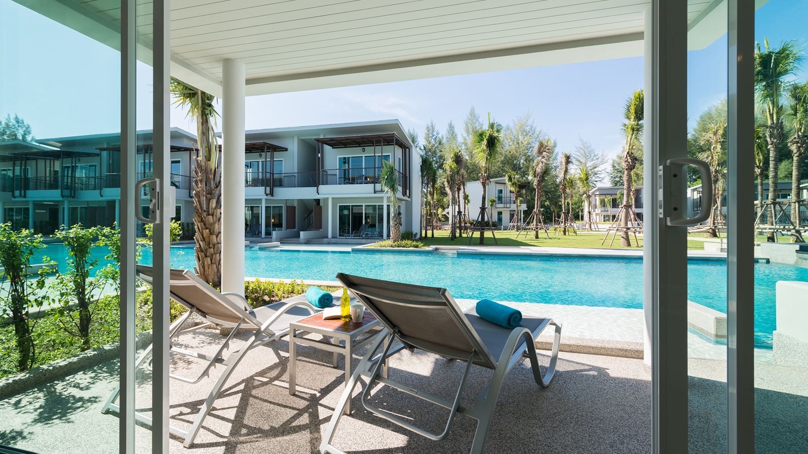 rooms-water-pool-access