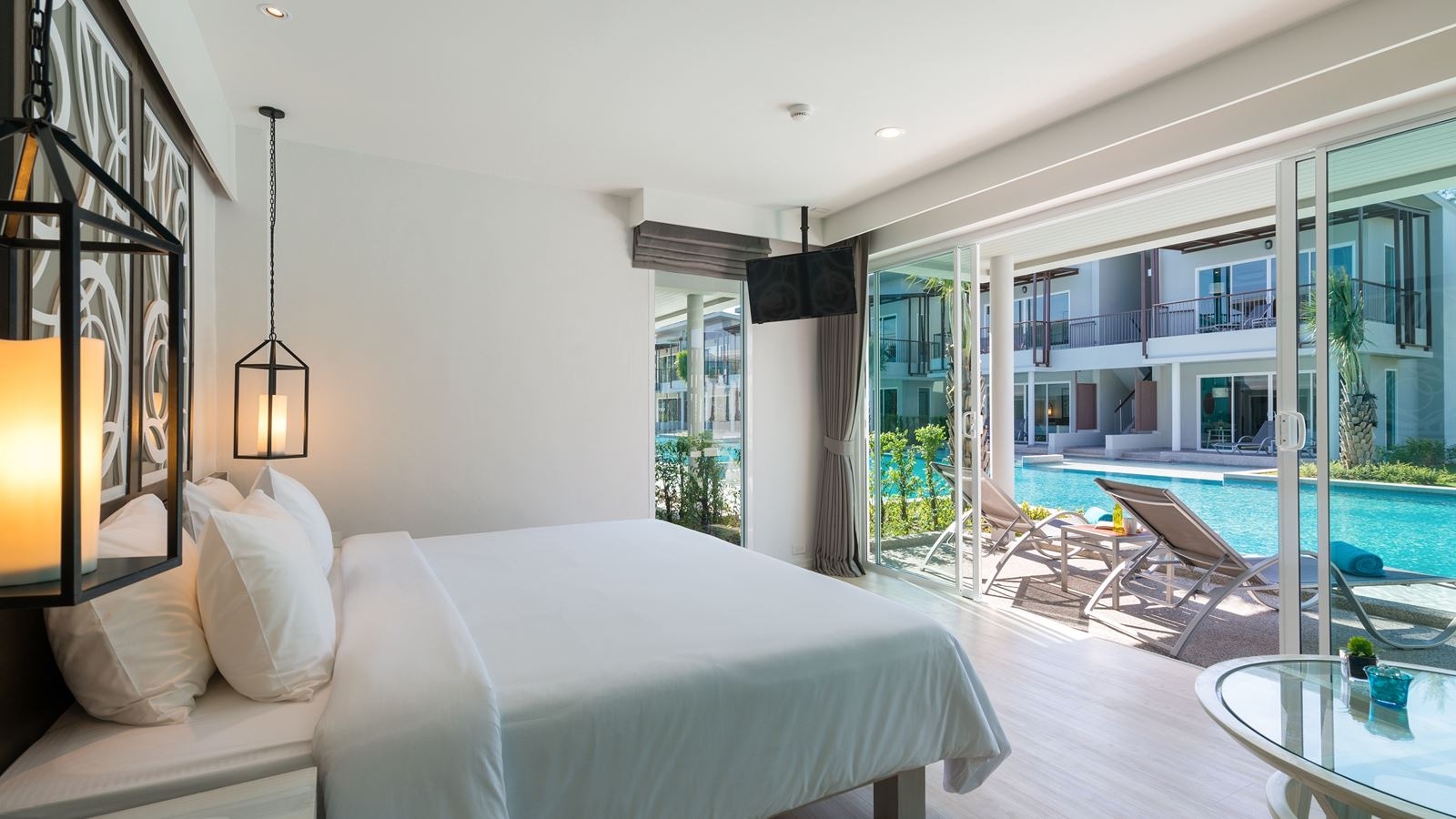 rooms-water-pool-access