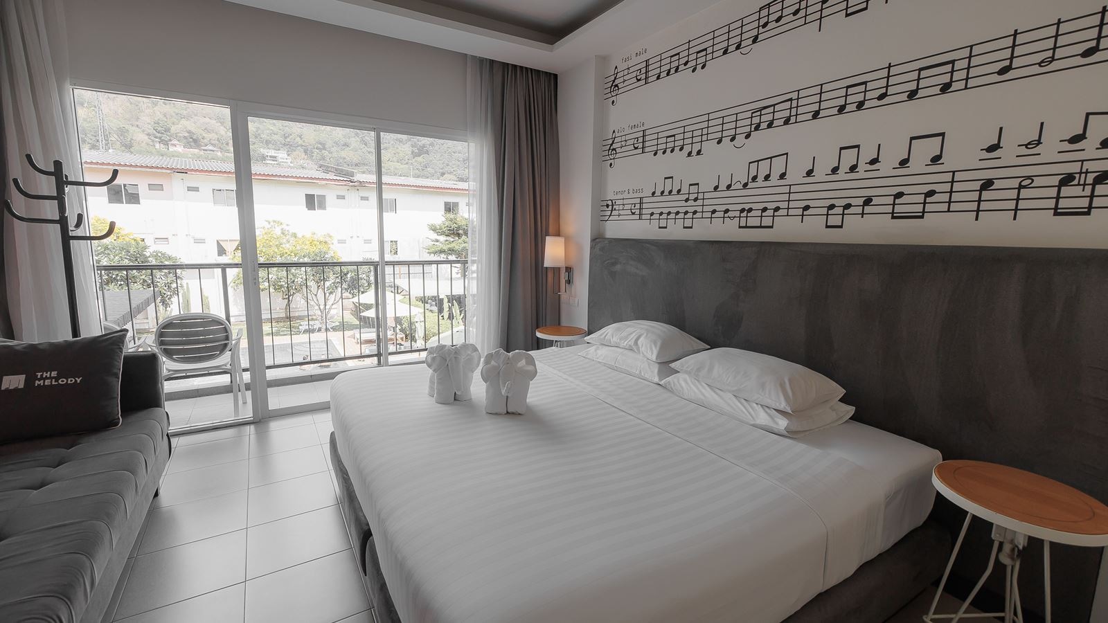 rooms-indy-deluxe-room