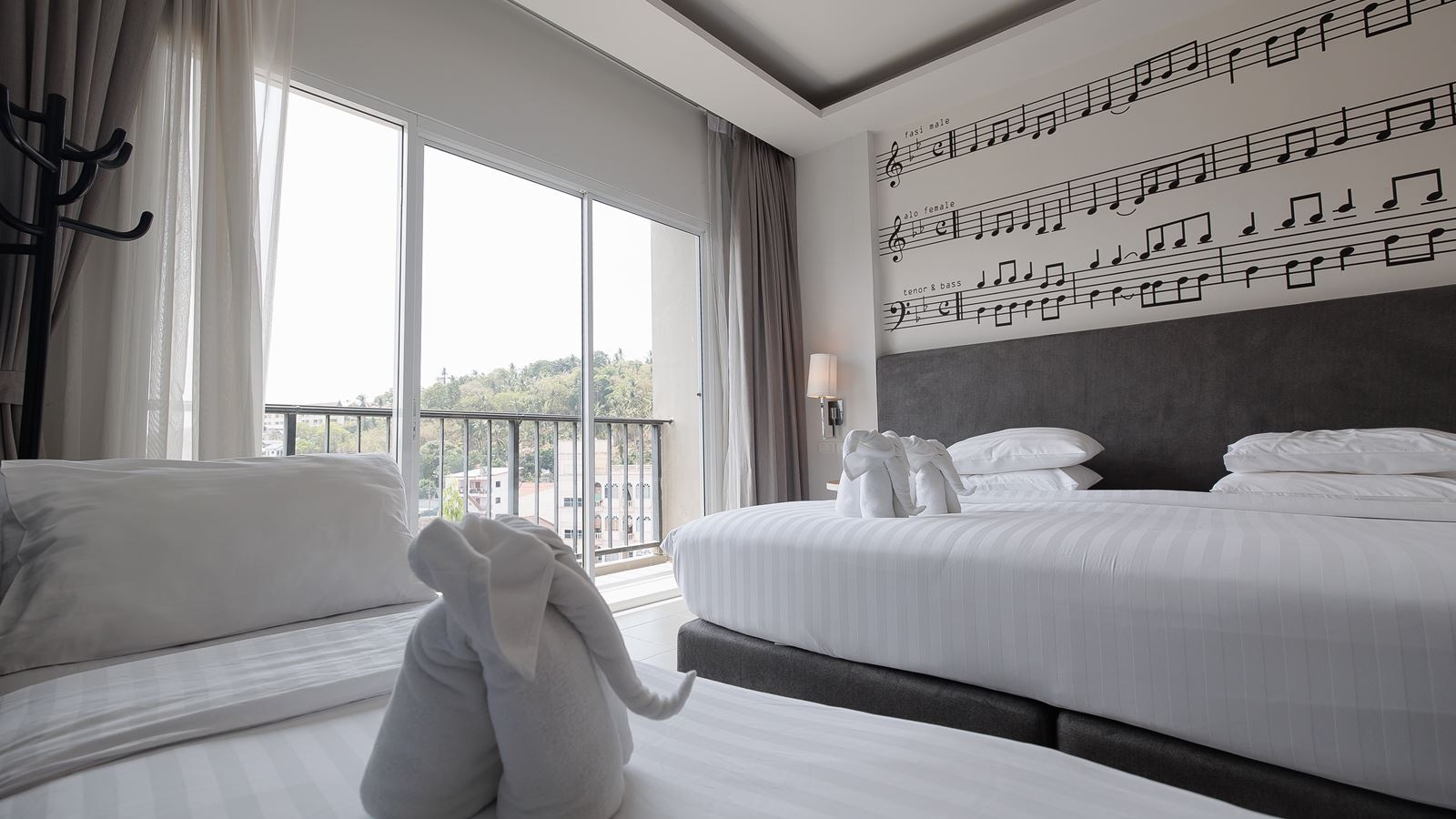 rooms-indy-deluxe-room