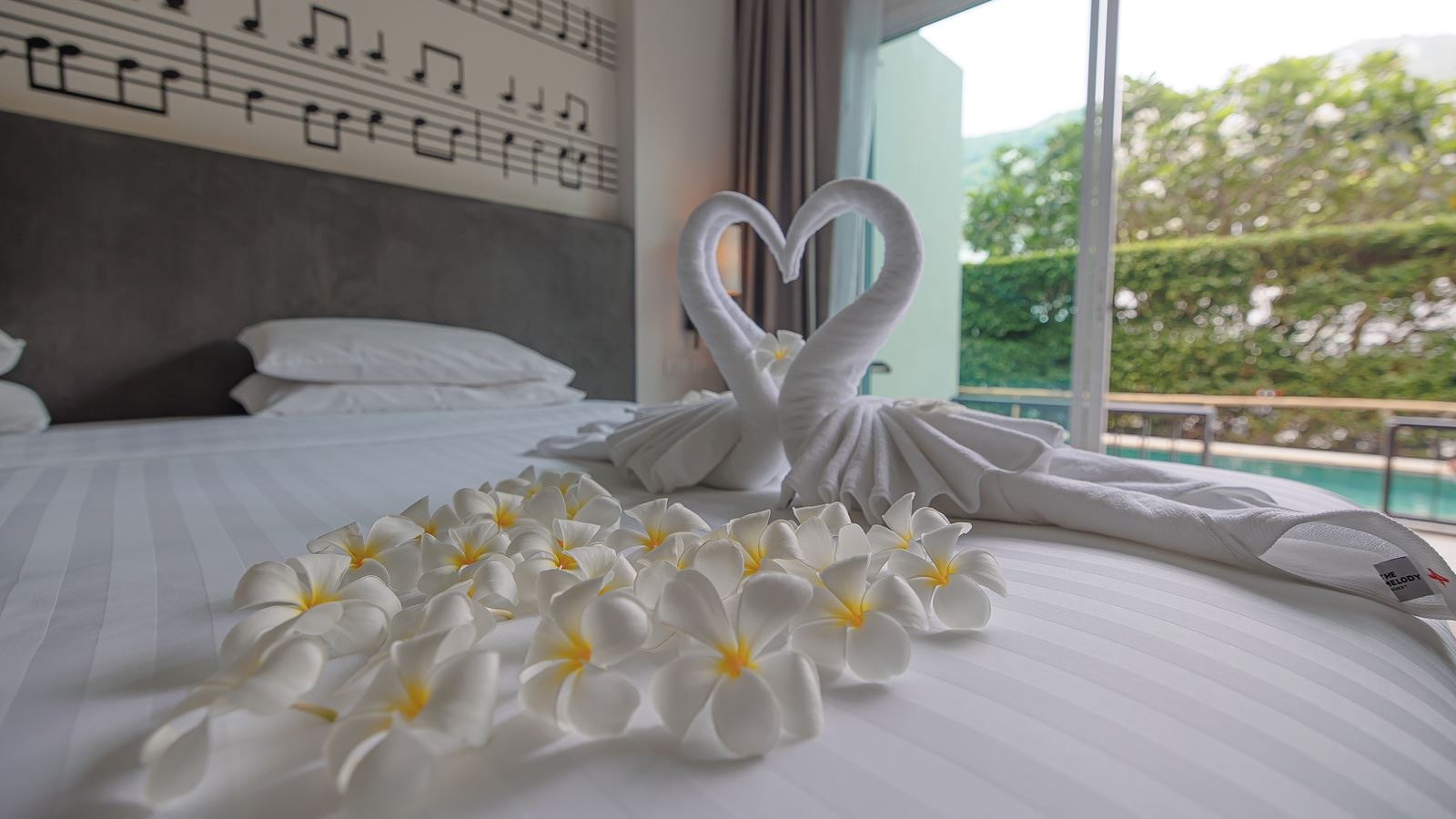 rooms-jazz-pool-access-room