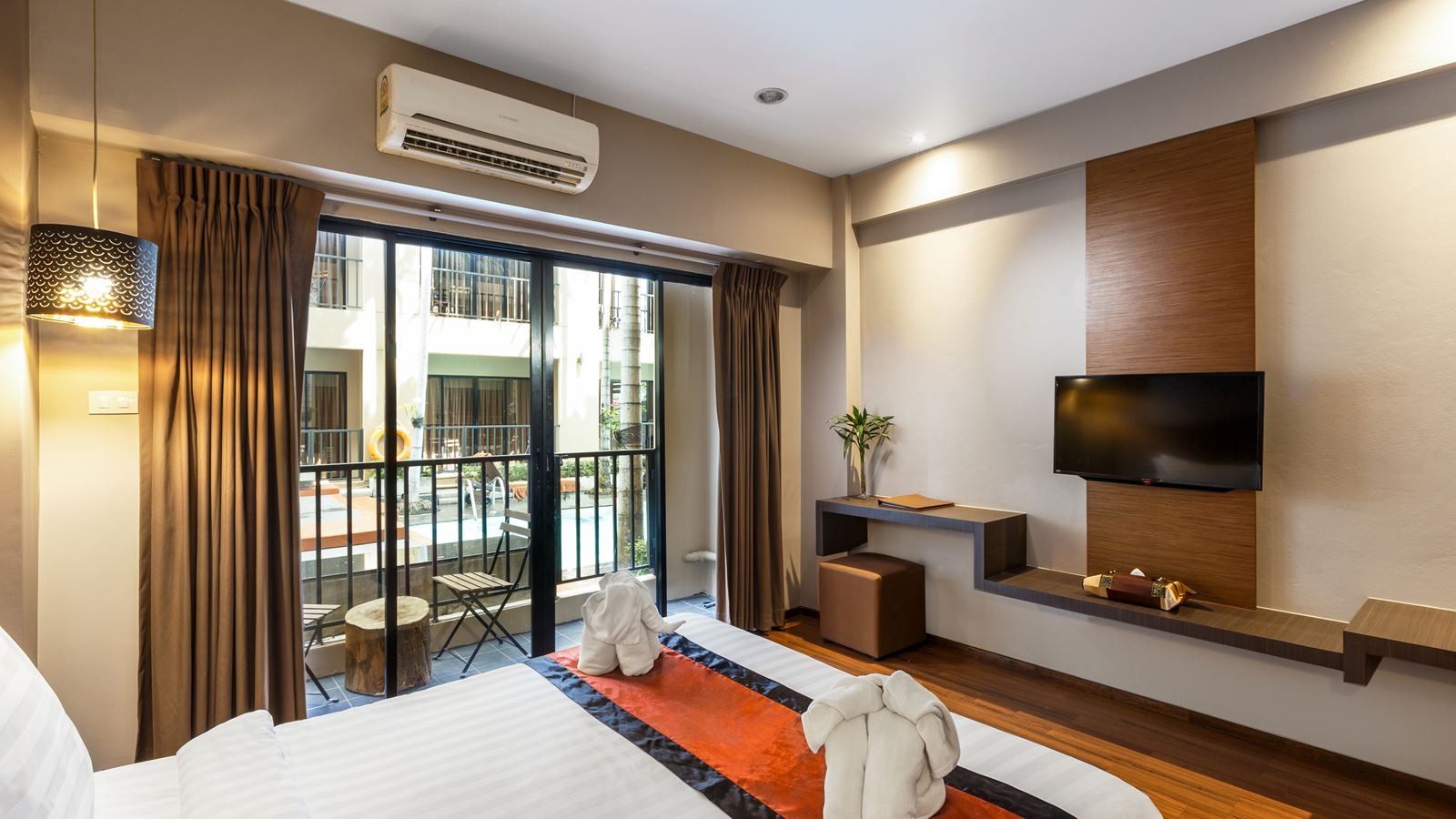 rooms-deluxe-pool-access