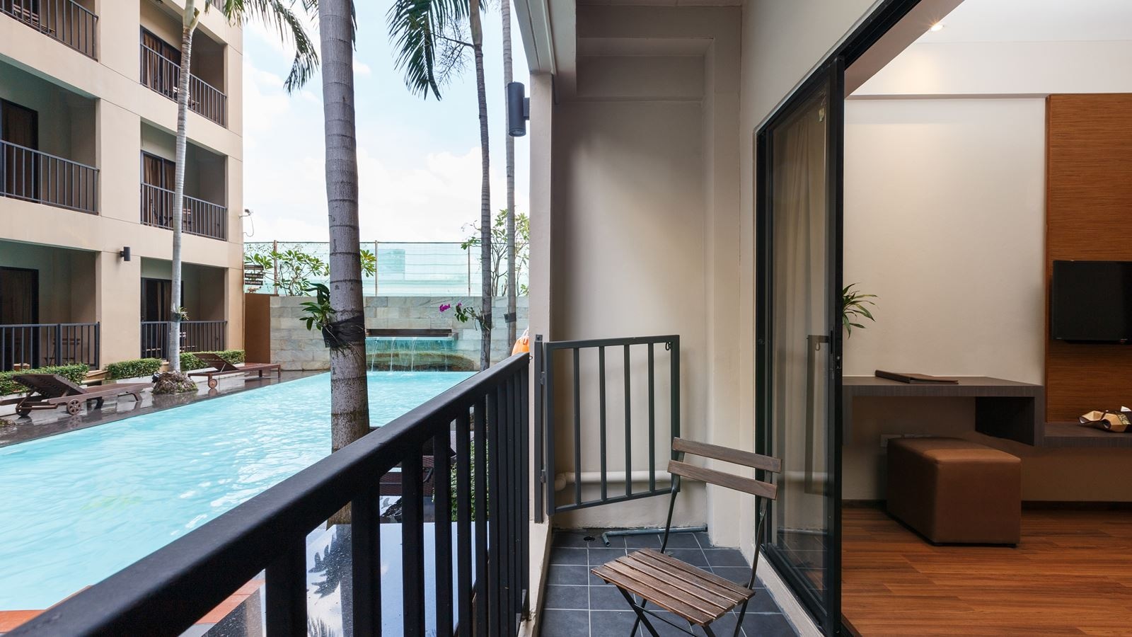 rooms-deluxe-pool-access