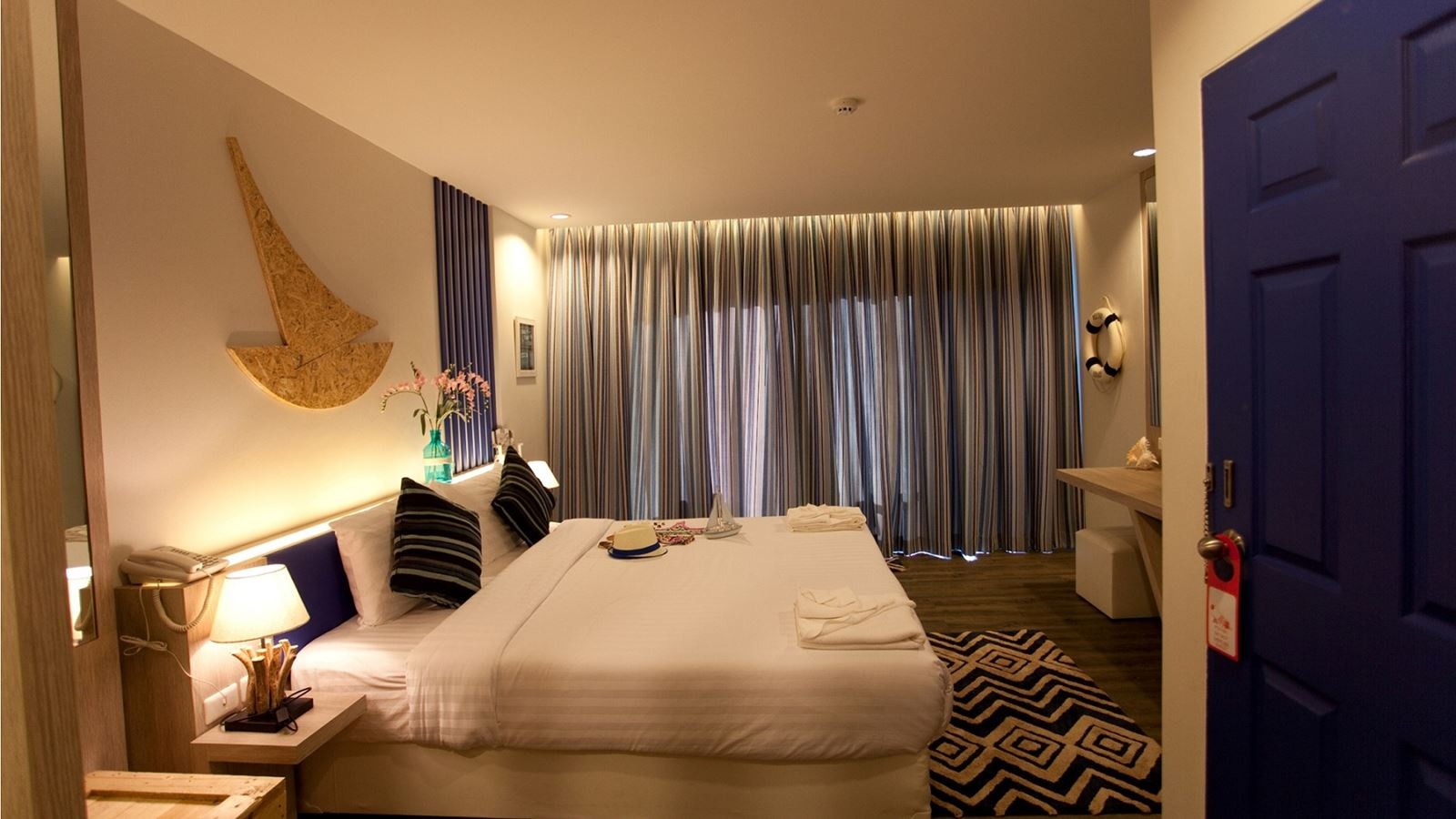 rooms-deluxe-room--double-or-twin-bed