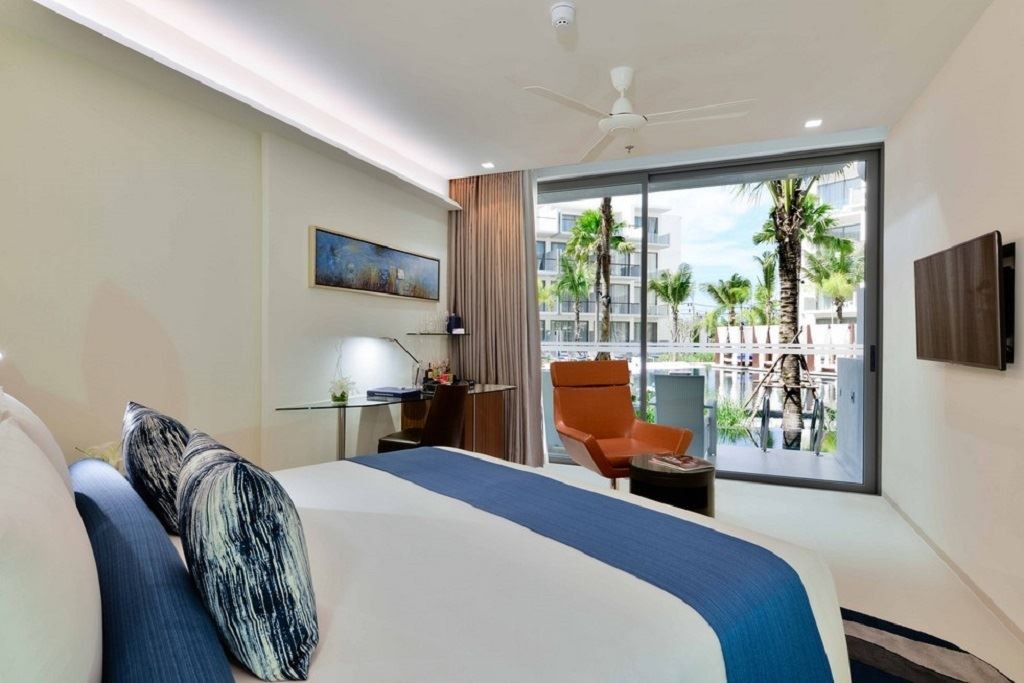 rooms-deluxe-dip-pool