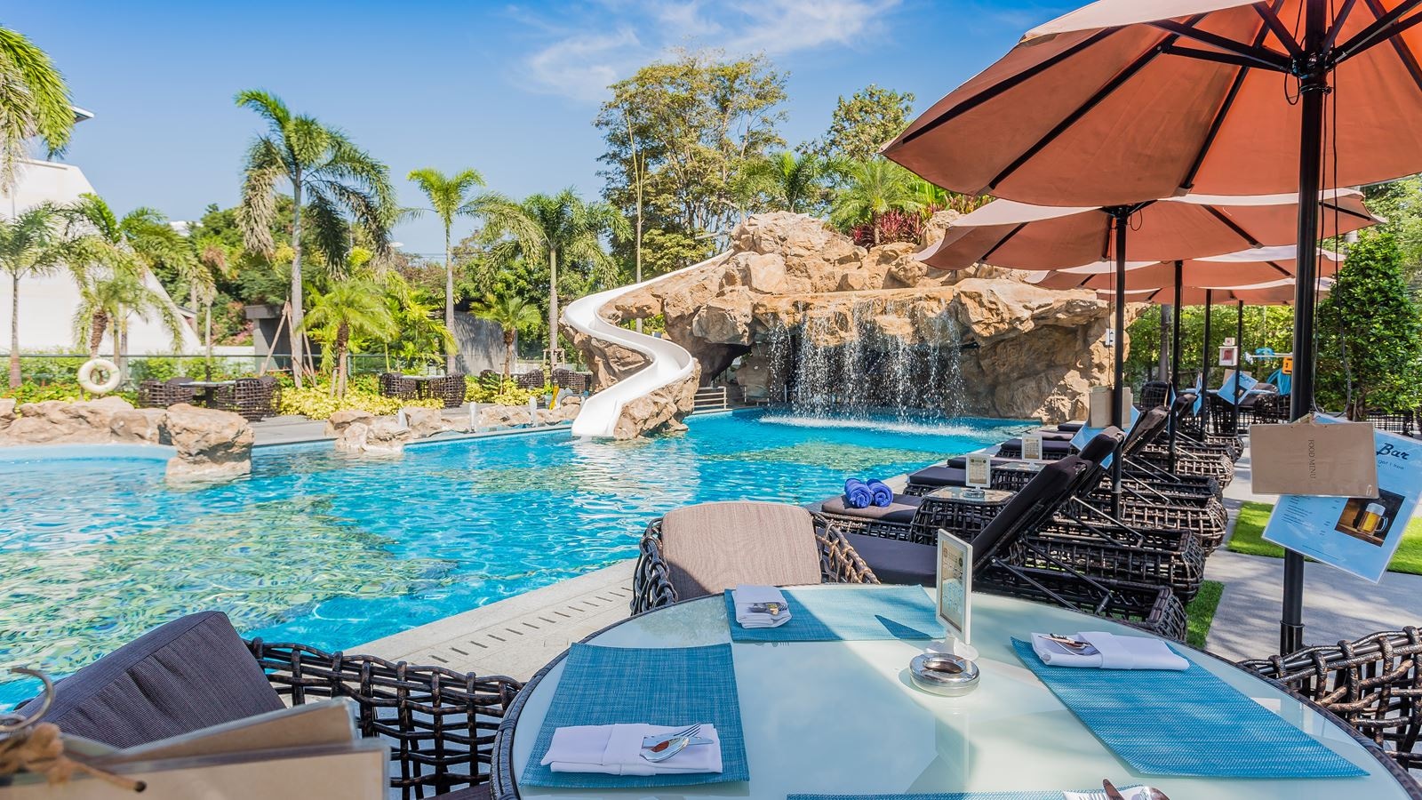 restaurants-pool-bar