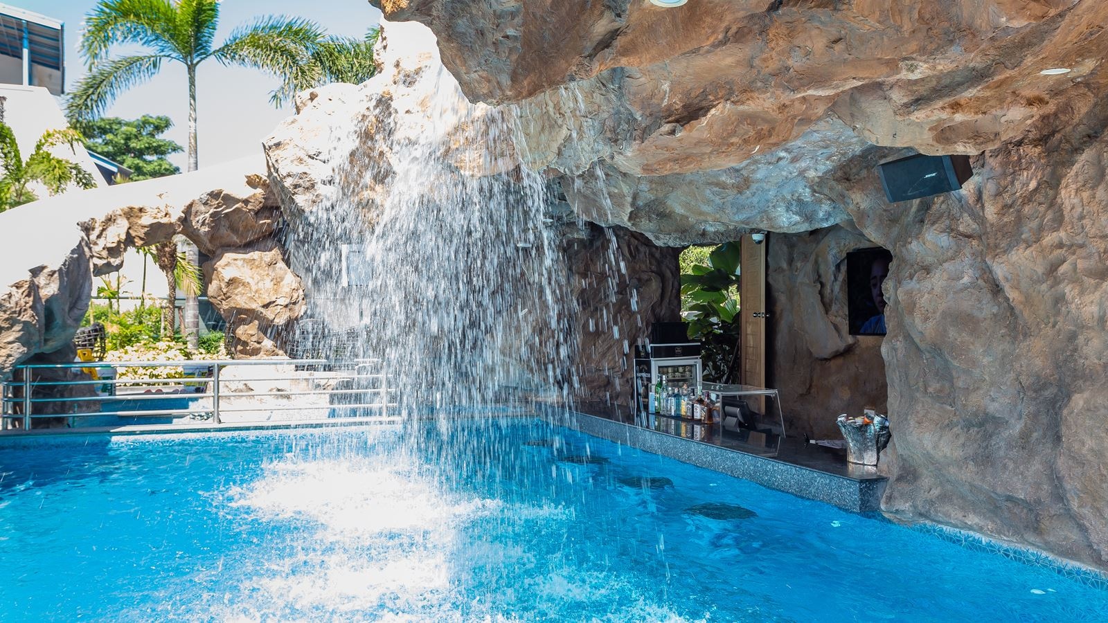 restaurants-pool-bar