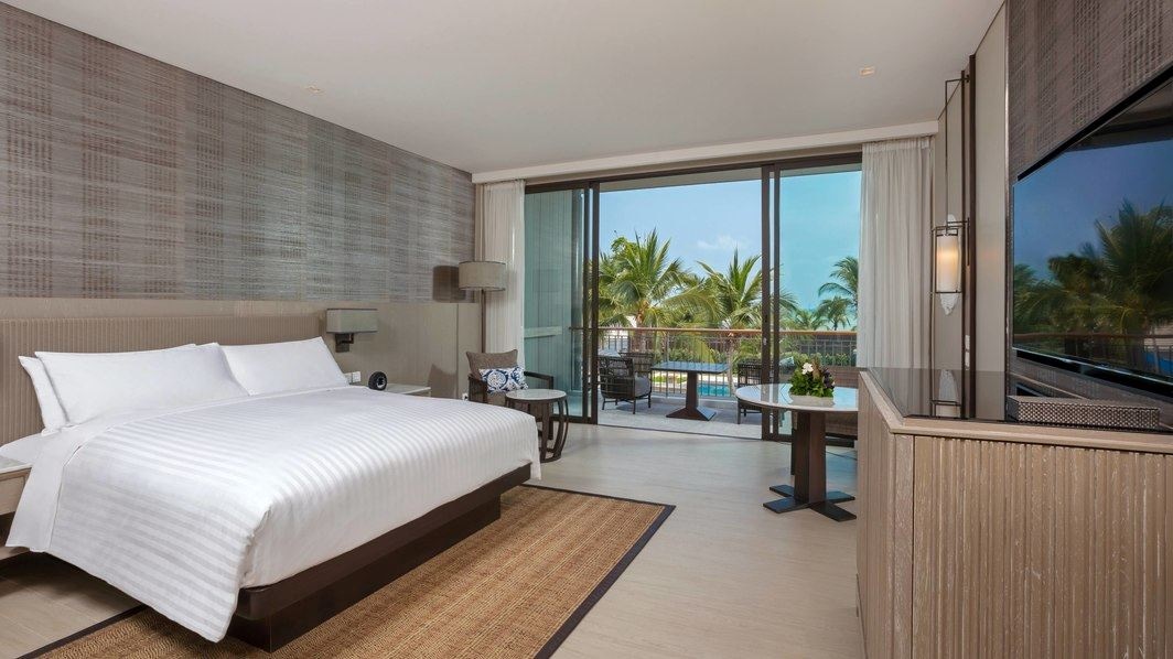 rooms-deluxe-pool-view