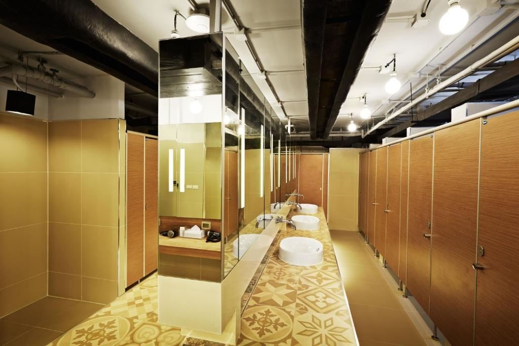 rooms-tribe-hideout--bunk-bed-and-shared-bathroom