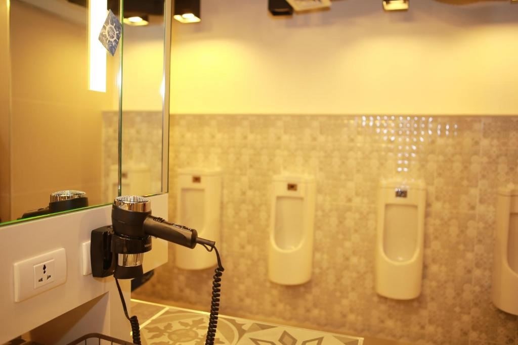 rooms-tribe-hideout--bunk-bed-and-shared-bathroom