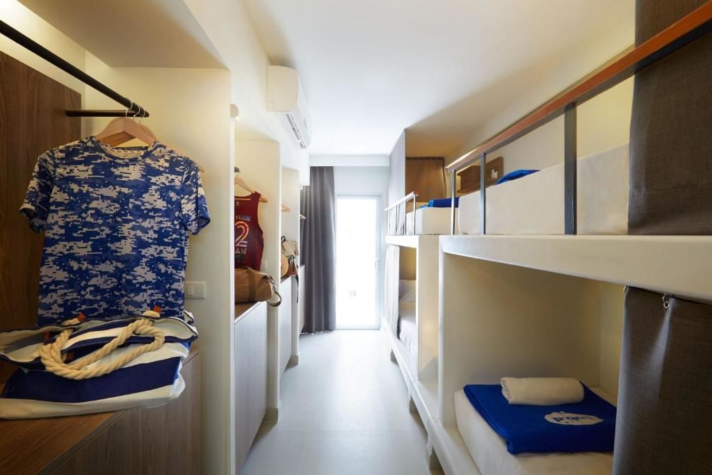 rooms-tribe-hideout--bunk-bed-and-shared-bathroom