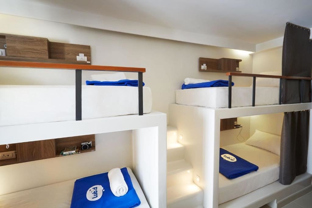 rooms-tribe-hideout-lady--bunk-bed-and-shared-bathroom