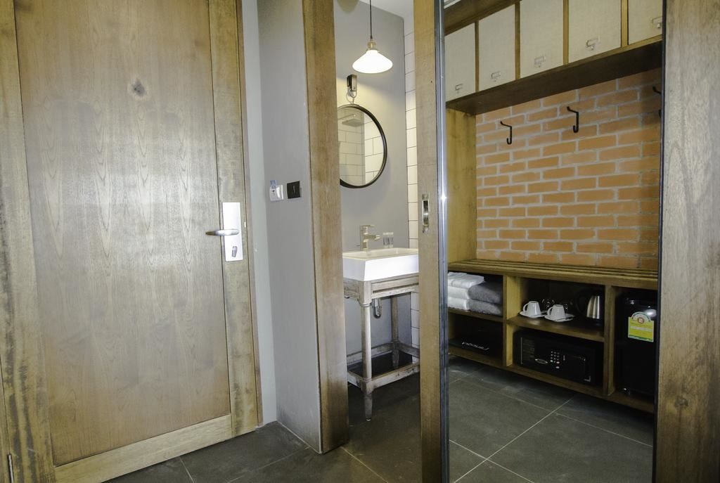 rooms-deluxe-pool-view