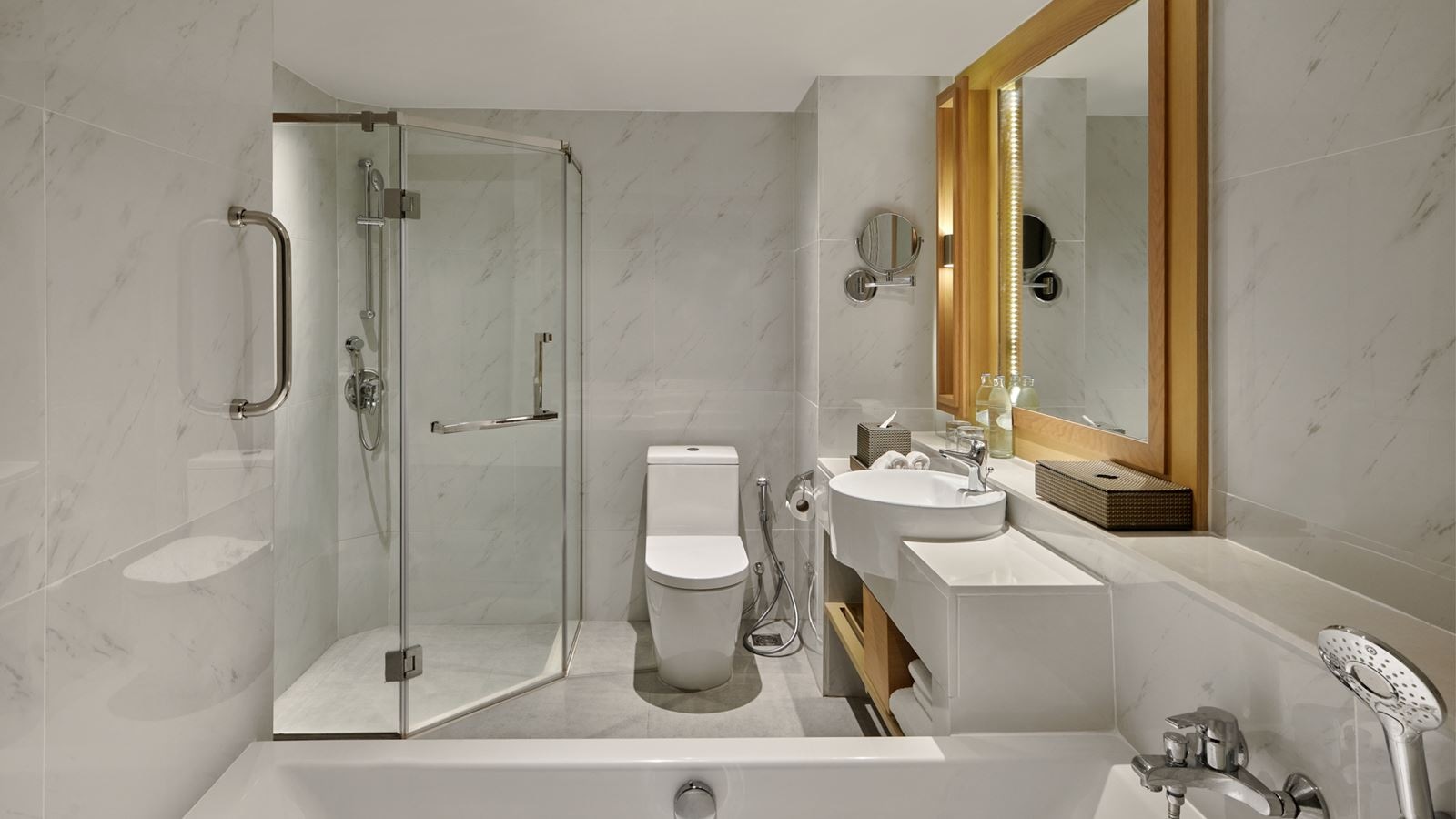 rooms-large-guest-room-pool-view