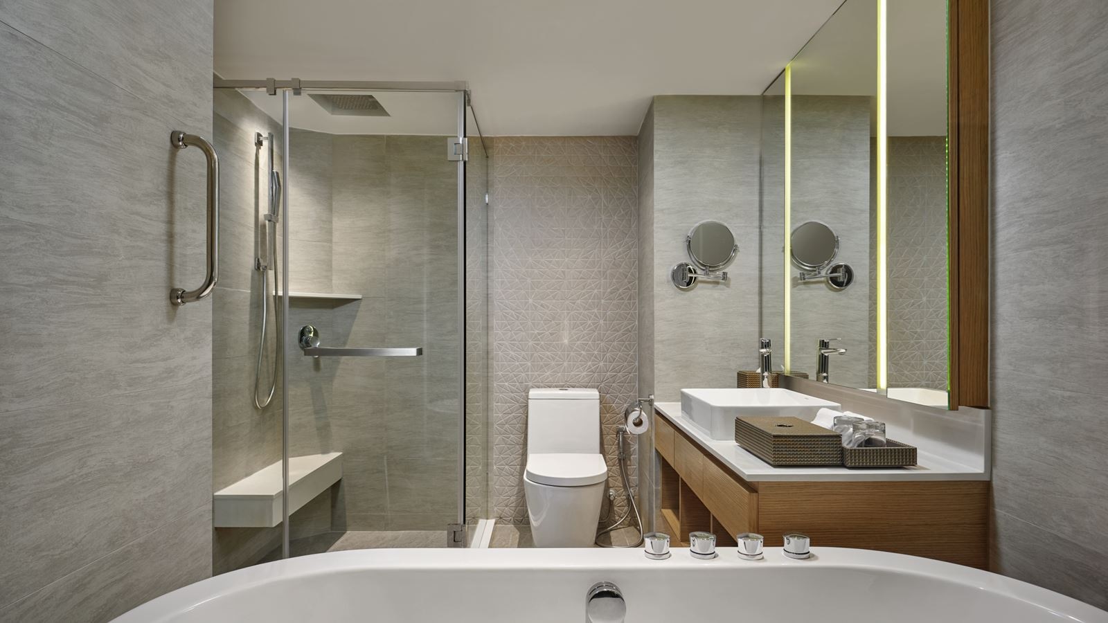 rooms-large-guest-room-ocean-view