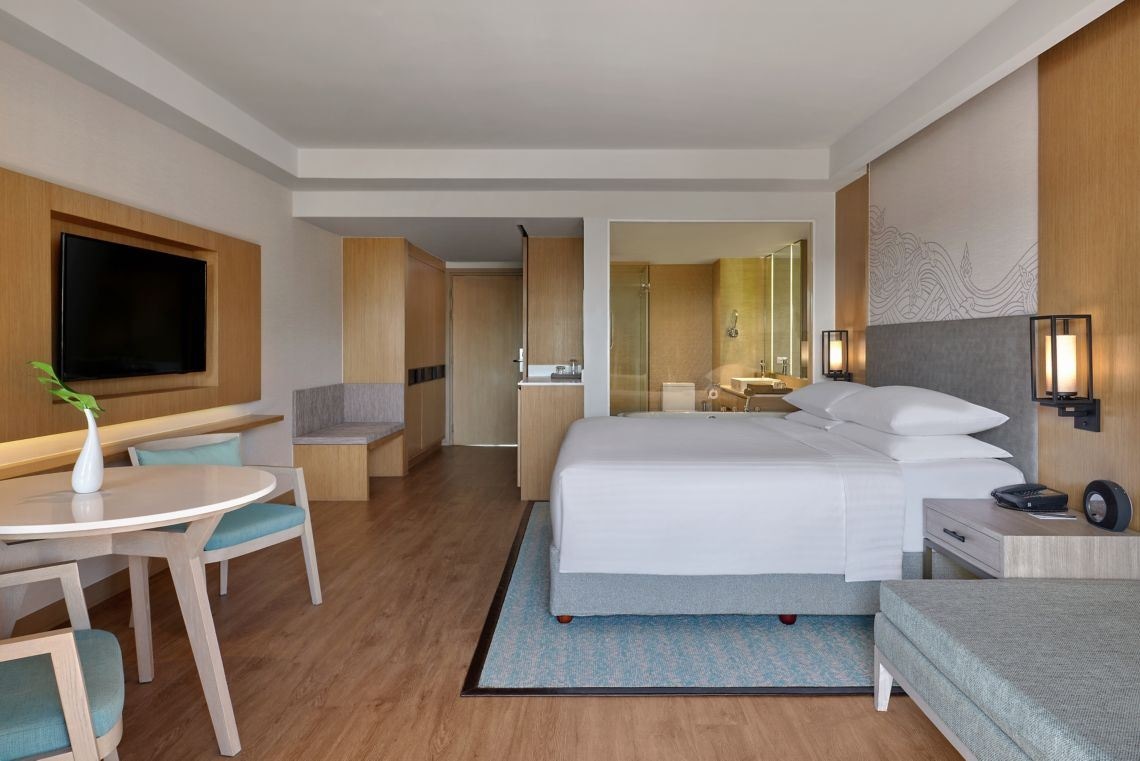 rooms-large-guest-room-beach-front-access