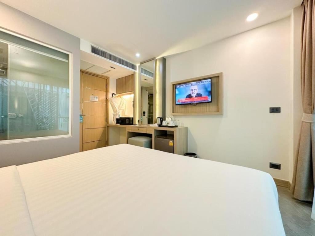 rooms-standard-king-room