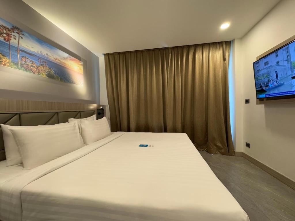 rooms-standard-king-room