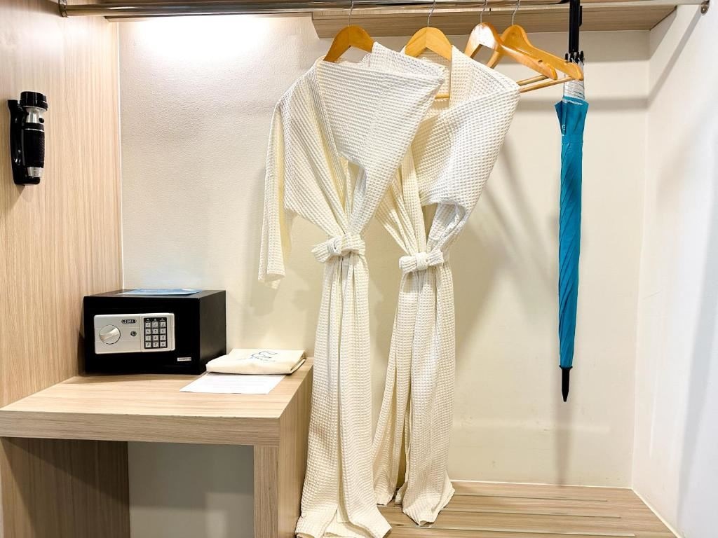 rooms-superior-standard-king-room-balcony