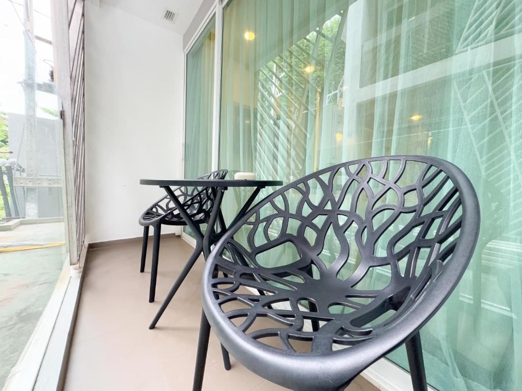 rooms-superior-standard-king-room-balcony