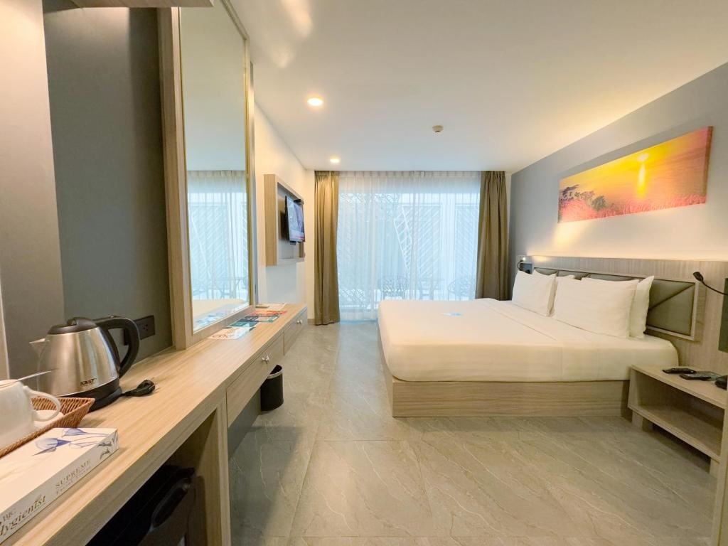 rooms-deluxe-king-balcony-room