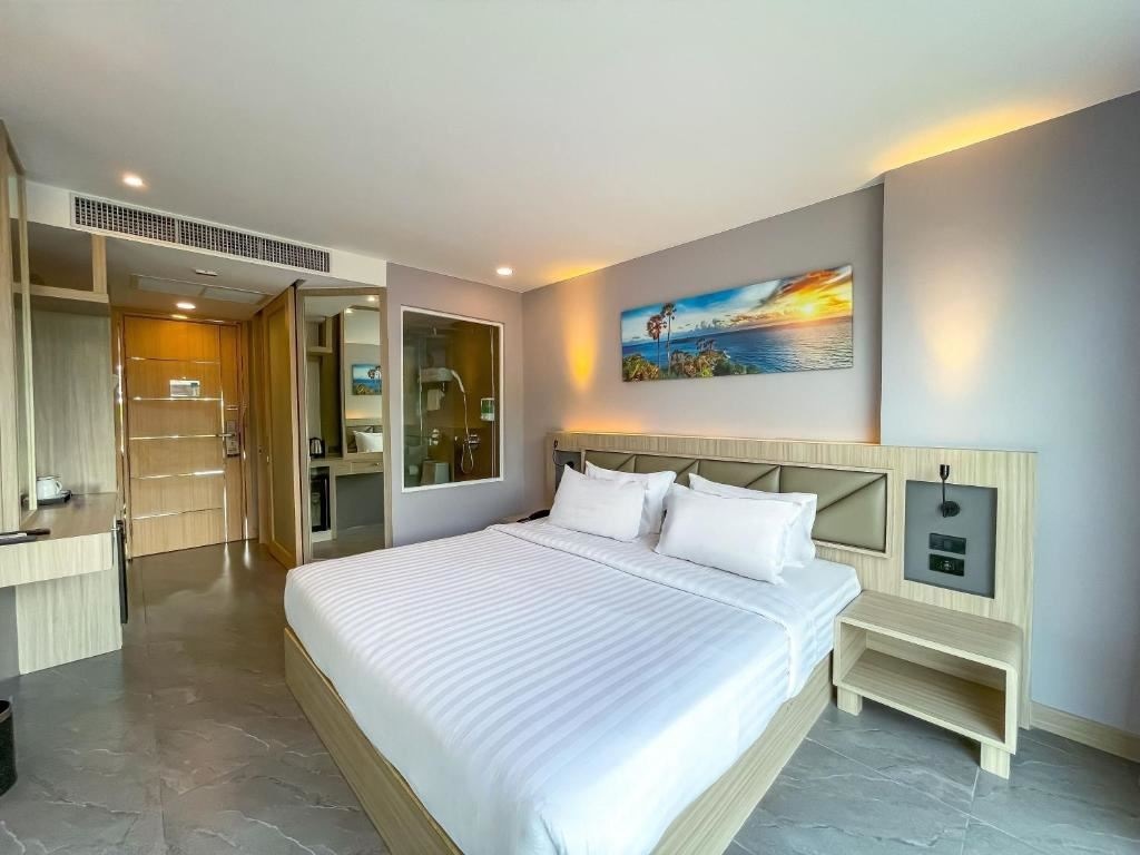 rooms-deluxe-king-balcony-room