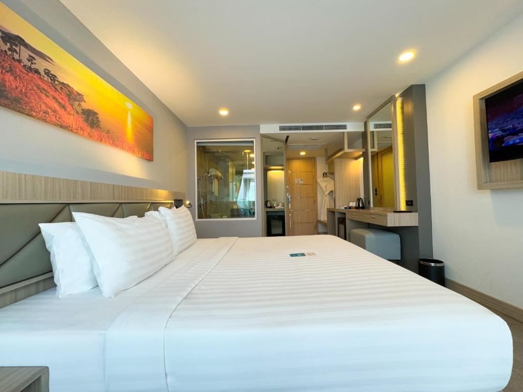 rooms-deluxe-king-balcony-room