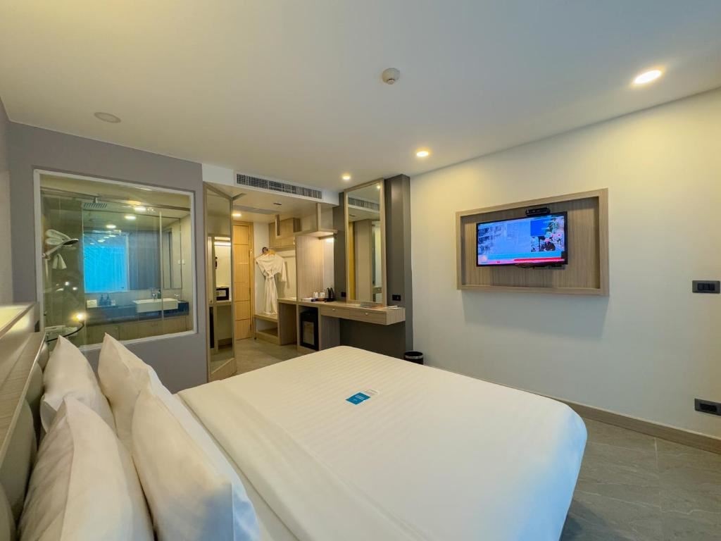 rooms-deluxe-king-balcony-room