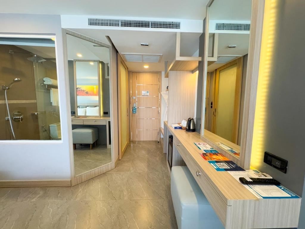 rooms-deluxe-king-balcony-room