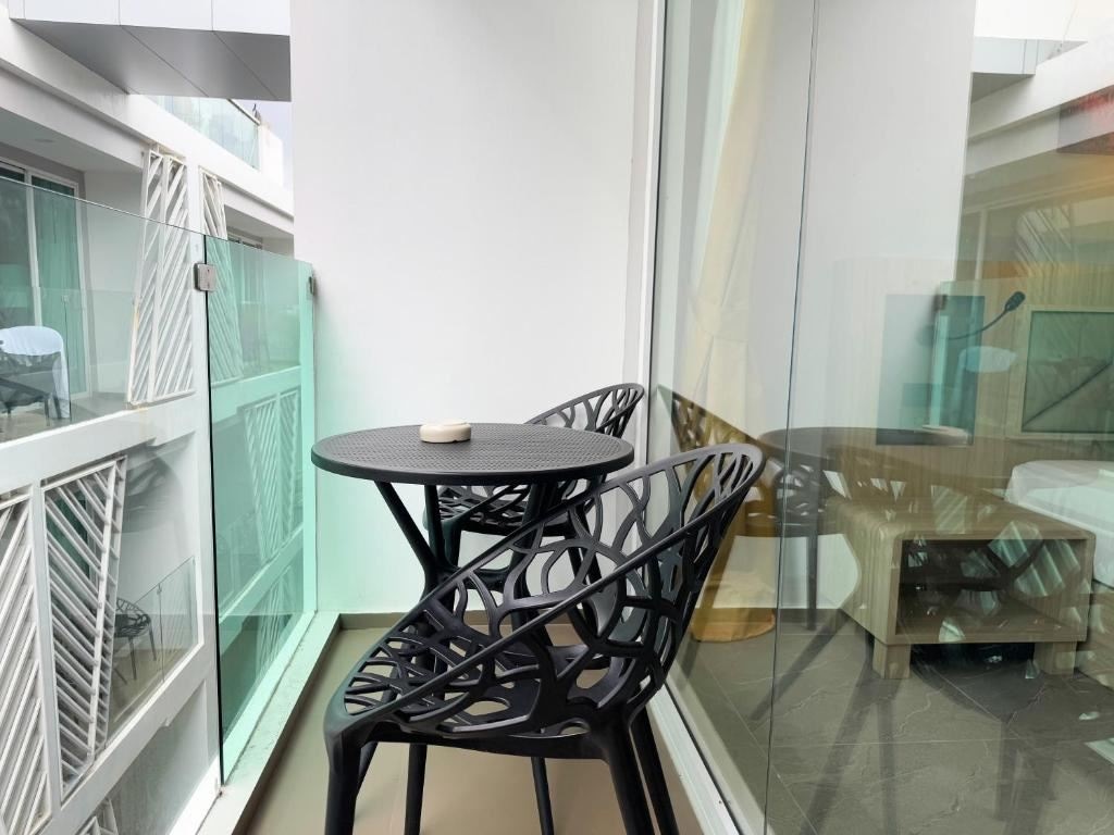 rooms-deluxe-king-balcony-room